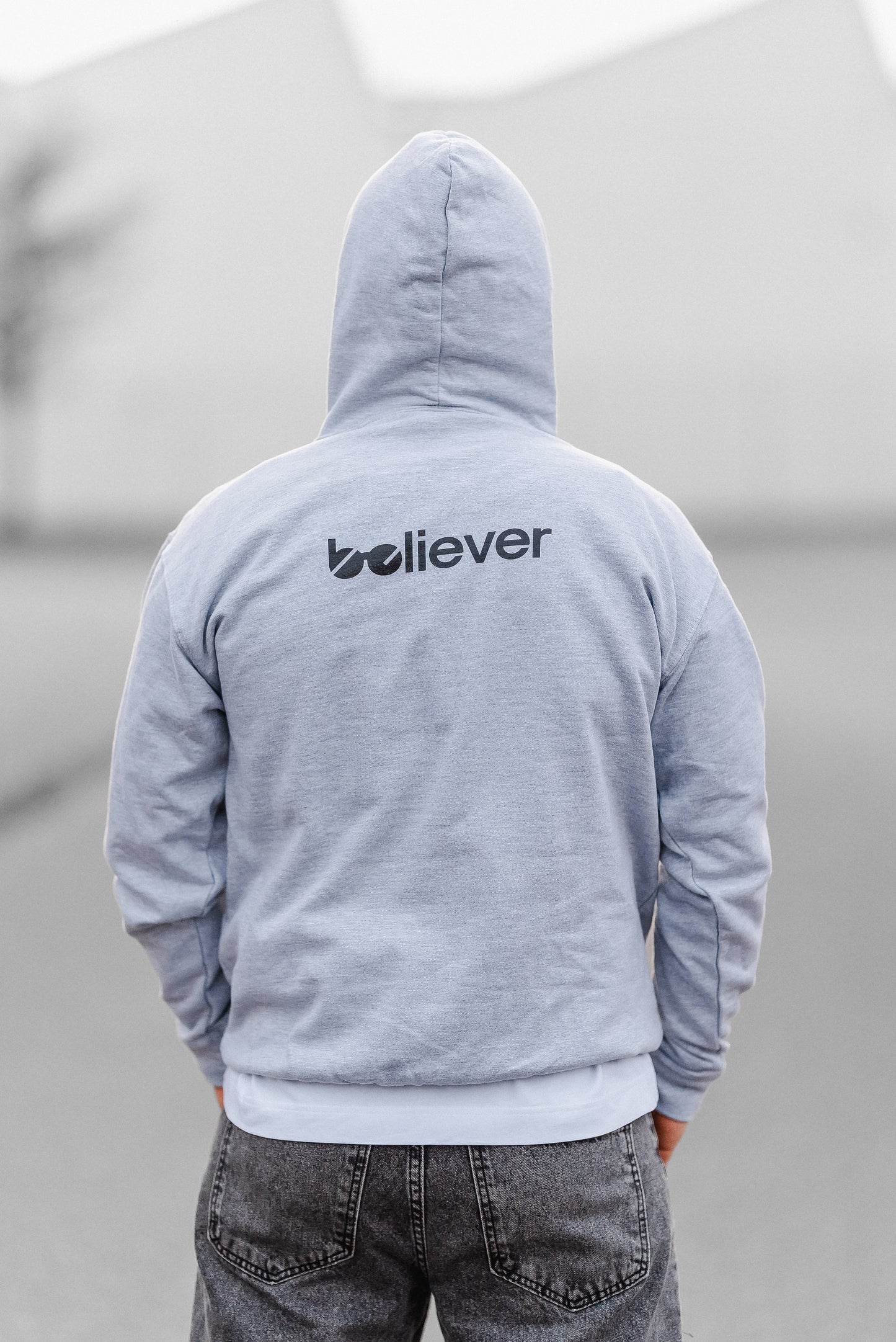 "Believer" Hoodie - Mit Taschendruck