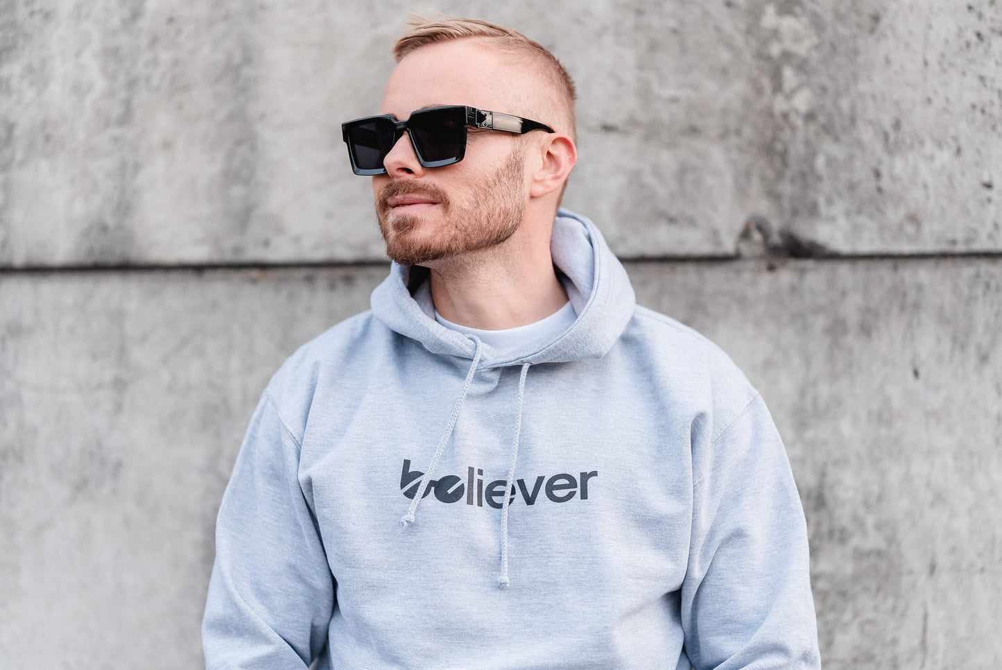 "Believer" Hoodie - Mit Taschendruck